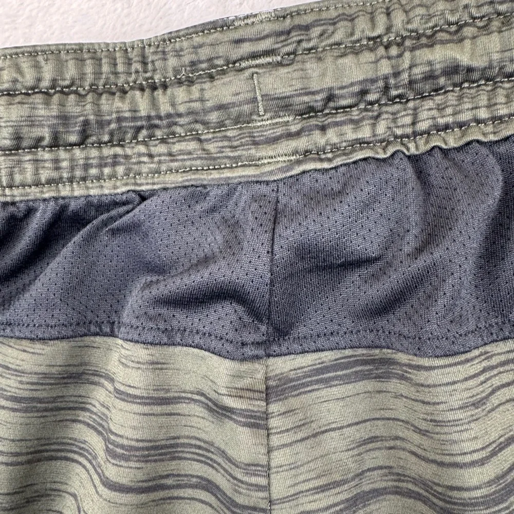 Under Armour Athletic Shorts Mens Large Green Space Dye HeatGear 8.5 Inseam